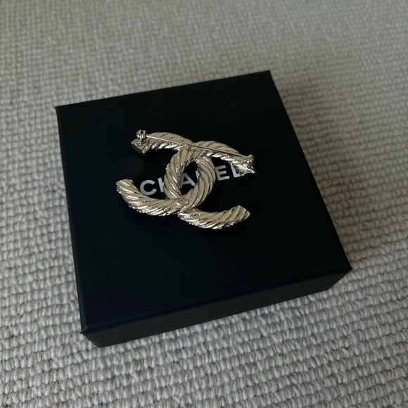 CHANEL 2014 CC Rhinestone-embellished Brooch - Picture 5 of 6